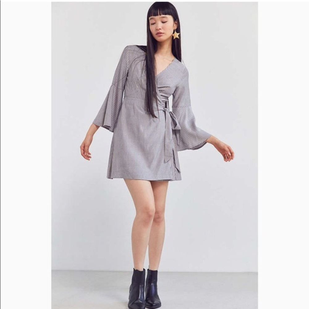 NWOT Ecote Bell-Sleeved Wrap Dress - M
